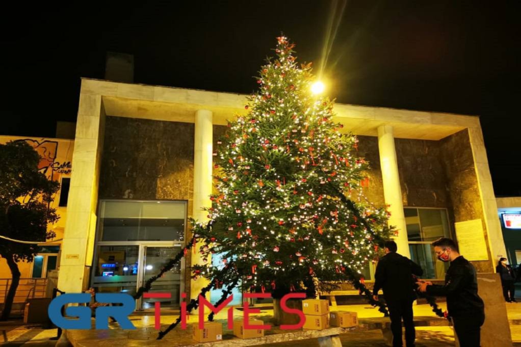 Θεσσαλονίκη: Άναψε το χριστουγεννιάτικο δέντρο στο ΑΧΕΠΑ και βούρκωσε ο Ζέρβας
