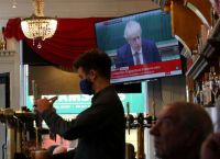 Κορωνοϊός Βρετανία: Ίσως μια μετάλλαξή του να φταίει για την «έκρηξη» κρουσμάτων