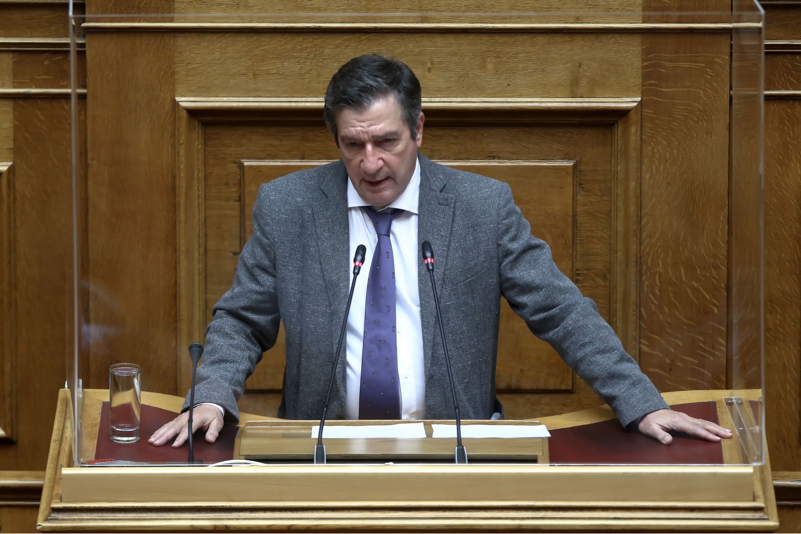 Μηταράκης – Καμίνης: Πολιτική κόντρα για τους πρόσφυγες