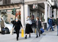 Απίθανο video click away – Δοκιμάζει παντελόνια στη μέση του δρόμου Απίθανο video click away – Δοκιμάζει παντελόνια στη μέση του δρόμου