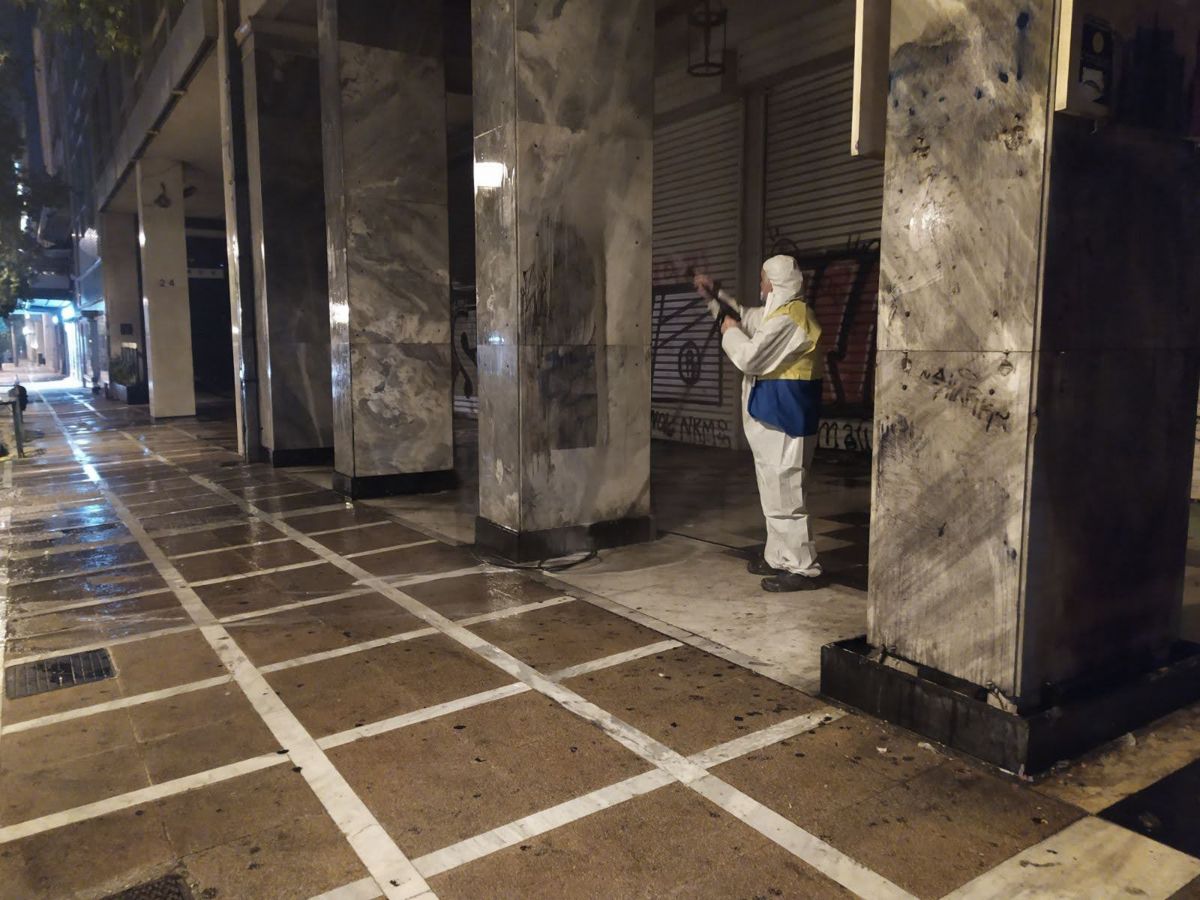 Δήμος Αθήνας αντιγκράφιτι: Δημοτικά συνεργεία έσβησαν γκράφιτι από την Ομόνοια μέχρι το Σύνταγμα