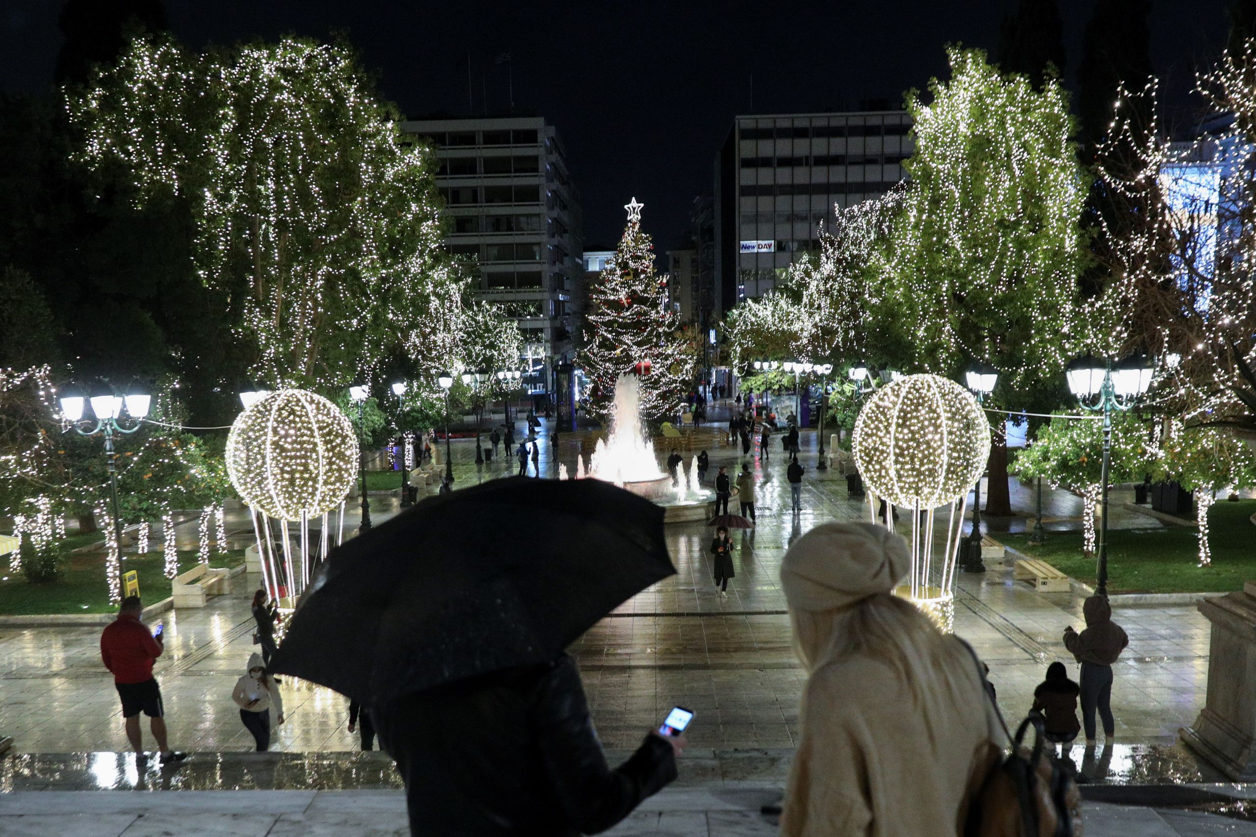 Κρούσματα σήμερα 14/12: Παραμένουν σε υψηλά επίπεδα νεκροί και διασωληνωμένοι – Τα μέτρα για τις γιορτές