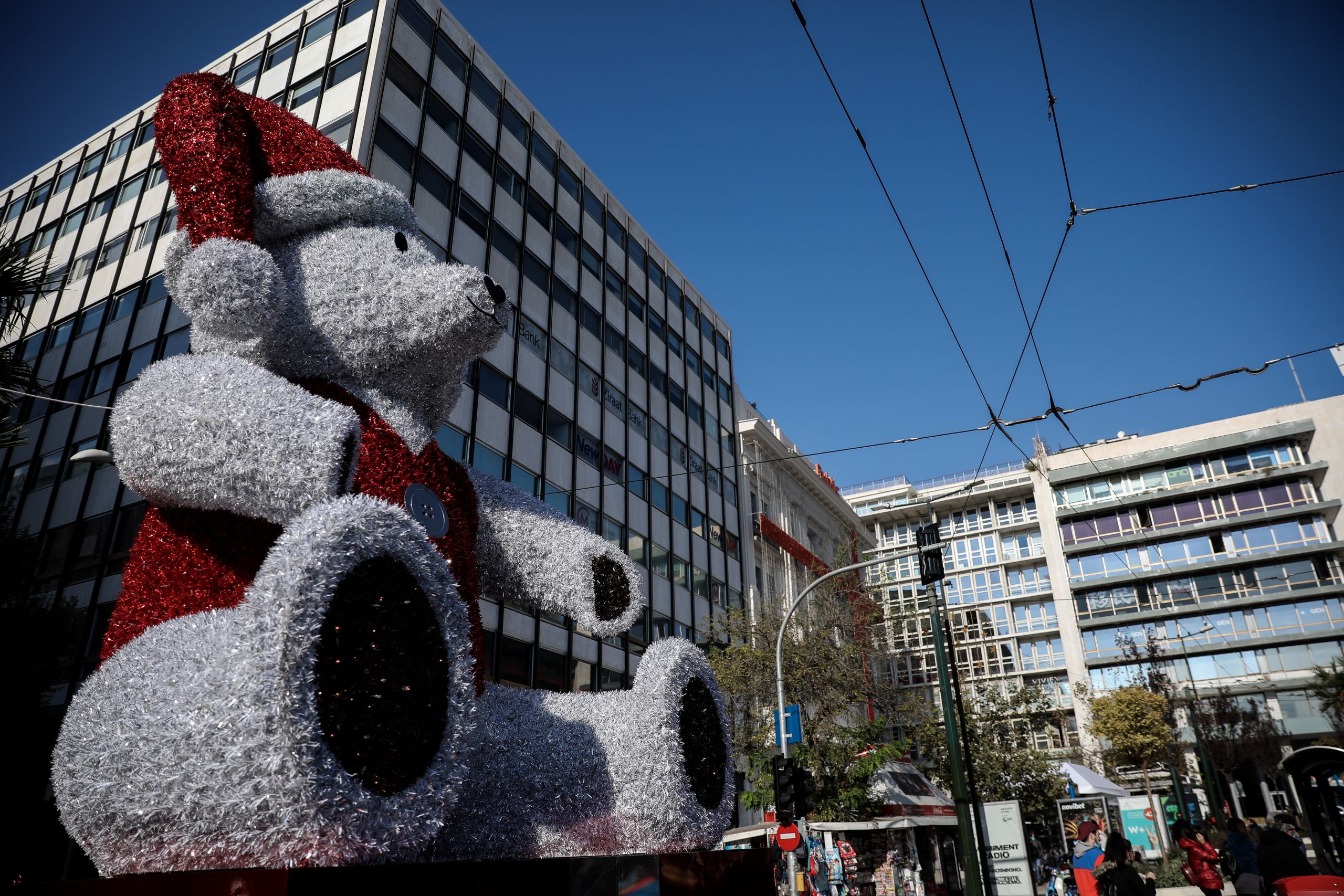 Κορωνοϊός ενημέρωση: Μολυσμένα Χριστούγεννα – Αντίστροφη μέτρηση για τα άφιξη των εμβολίων