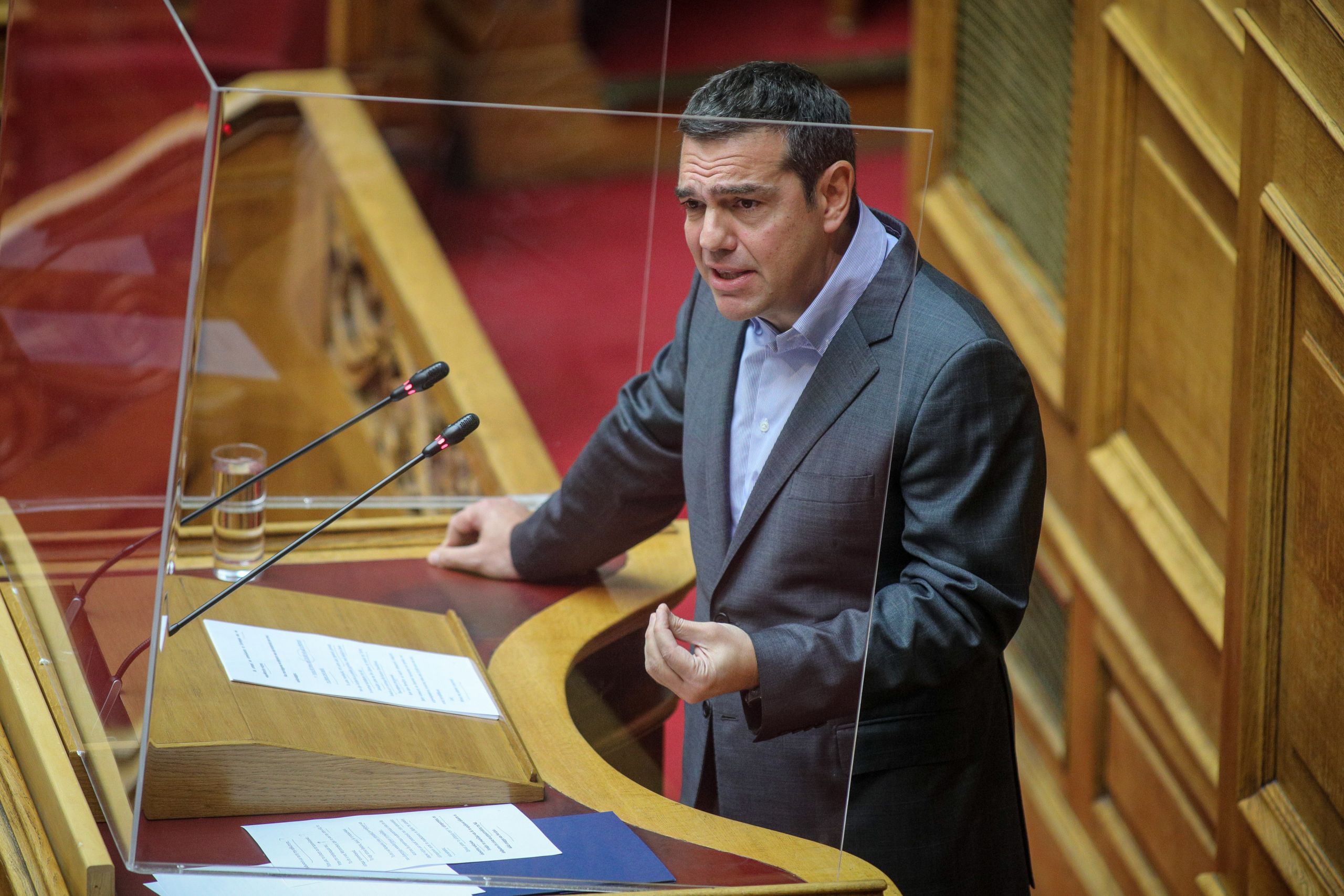 Τσίπρας Βουλή: Η κυβέρνηση εξυπηρετεί ιδιωτικά συμφέροντα – Φουλ επίθεση στην Κεραμέως