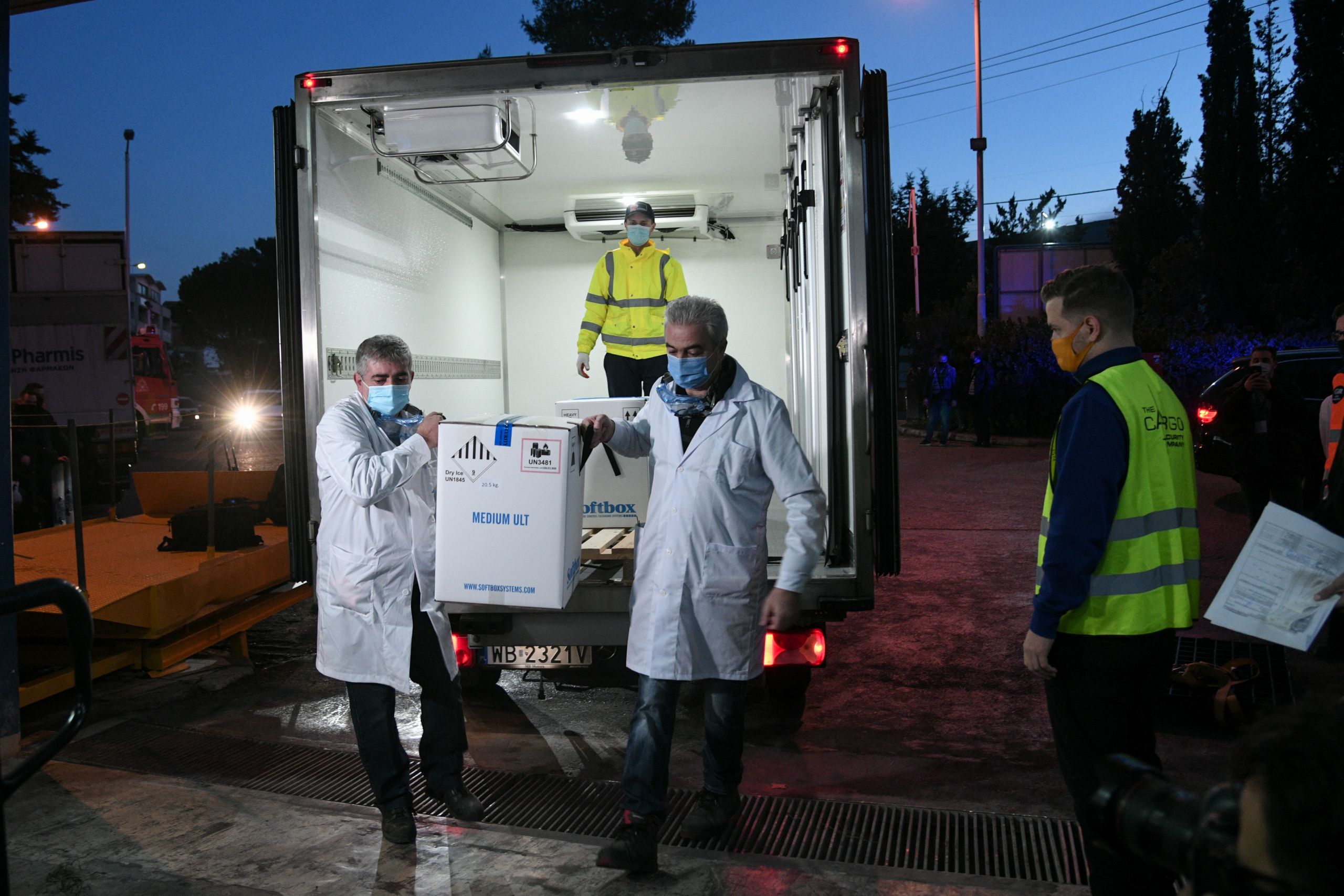 Κορωνοϊός εμβόλια: Έφτασαν και στην Αττική – Πού θα φυλαχθούν