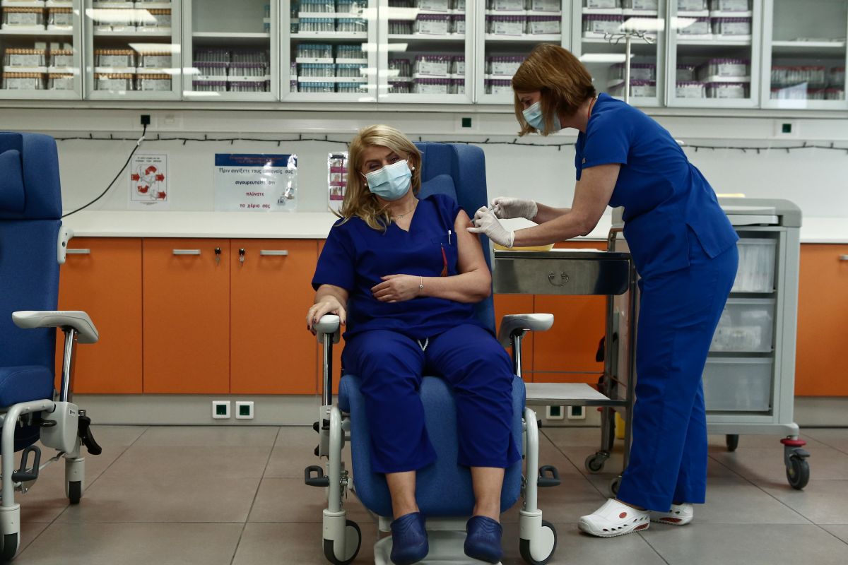 Εμβόλιο κορωνοϊός: Ξεκινούν οι εμβολιασμοί – Δείτε live την ενημέρωση