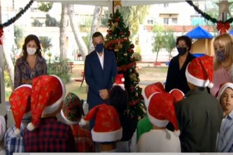 Στο Πρότυπο Εθνικό Νηπιοτροφείο ο Αλέξης Τσίπρας – Άκουσε τα κάλαντα και μοίρασε δώρα