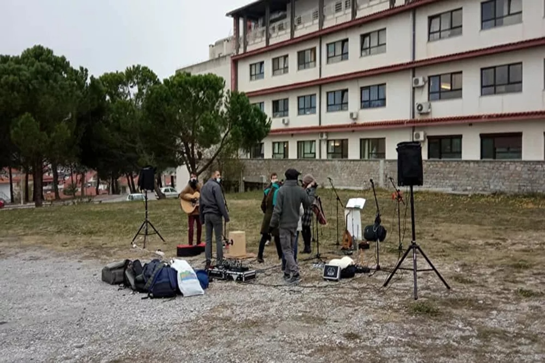 Θεσσαλονίκη: Έπαιξαν μουσική για τους ασθενείς covid του νοσοκομείου Παπανικολάου