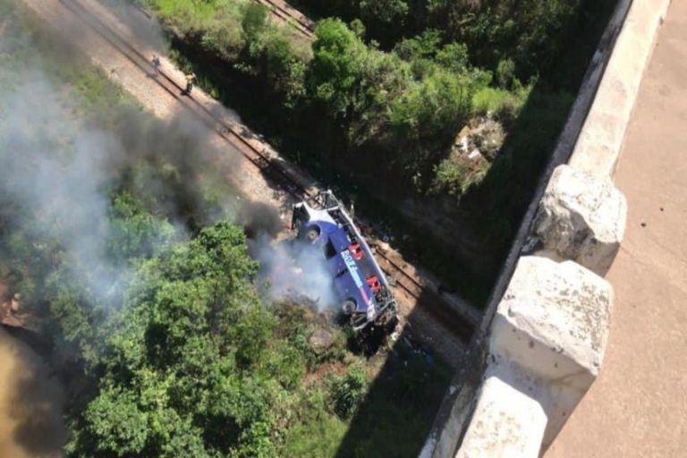 Βραζιλία: 10 νεκροί από λεωφορείο που έπεσε από οδογέφυρα