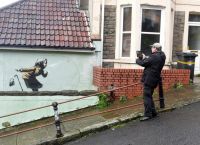 Banksy: Πώς ένα σκίτσο του εκτόξευσε την αξία ενός σπιτιού από 300.000 στις 5 εκατομμύρια στερλίνες Banksy: Πώς ένα σκίτσο του εκτόξευσε την αξία ενός σπιτιού από 300.000 στις 5 εκατομμύρια στερλίνες