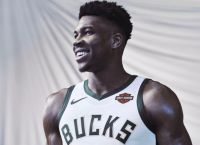 Γιάννης Αντετοκούνμπο: Ανανέωσε στους Μιλγουόκι Μπακς για τα επόμενα πέντε χρόνια Γιάννης Αντετοκούνμπο: Ανανέωσε στους Μιλγουόκι Μπακς για τα επόμενα πέντε χρόνια