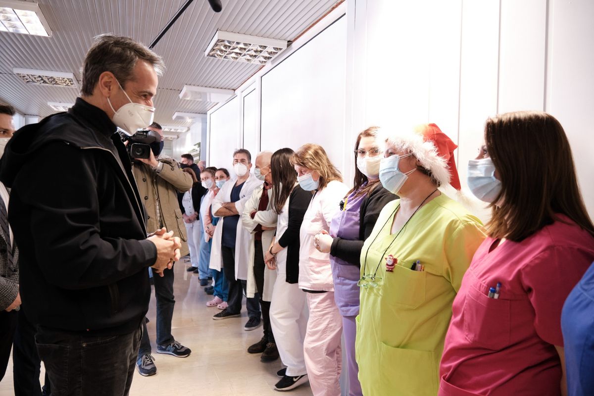 Κυριάκος Μητσοτάκης σε υγειονομικούς: Έχετε την αμέριστη στήριξή μου σε όλο τον αγώνα τον οποίο δίνετε