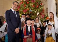 Διαδικτυακά θα ακούσουν τα κάλαντα φέτος Μητσοτάκης, Τσίπρας, Γεννηματά Διαδικτυακά θα ακούσουν τα κάλαντα φέτος Μητσοτάκης, Τσίπρας, Γεννηματά