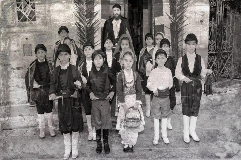 Πρωτοχρονιάτικα κάλαντα Κρήτης: Κάθε περιοχή έχει τις δικές της παραλλαγές