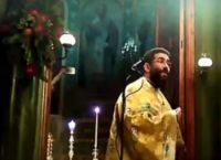 Έξαλλος ιερέας στην Καλαμάτα: «Όσοι δεν φοράτε μάσκα, θα βγείτε έξω» [vid]