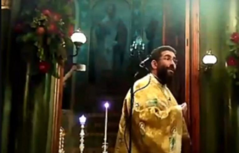 Έξαλλος ιερέας στην Καλαμάτα: «Όσοι δεν φοράτε μάσκα, θα βγείτε έξω» [vid]