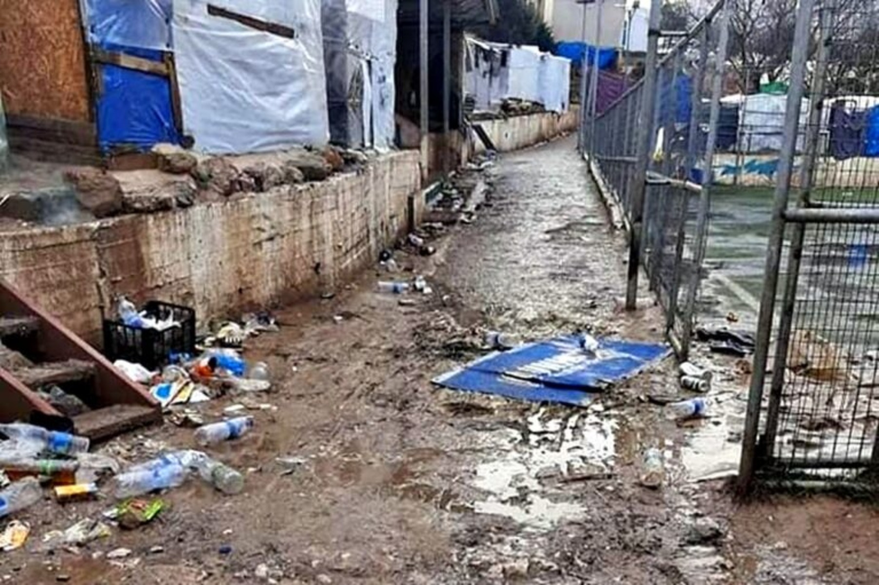 Βιαλ Χίος: Πνίγηκε στις λάσπες η δομή προσφύγων – Απαράδεκτες συνθήκες εν μέσω πανδημίας