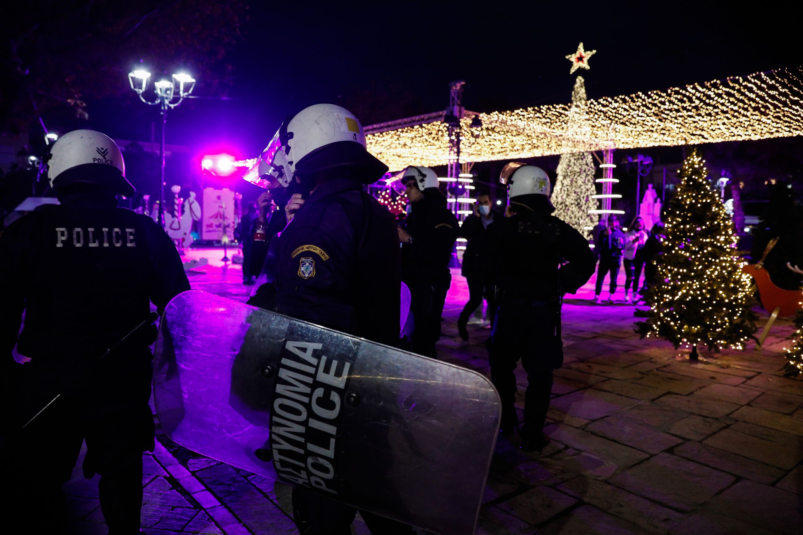 Ασπρόπυργος lockdown: Ένταση και επεισόδια για τα μέτρα – Πέταξαν πέτρες σε αστυνομικούς