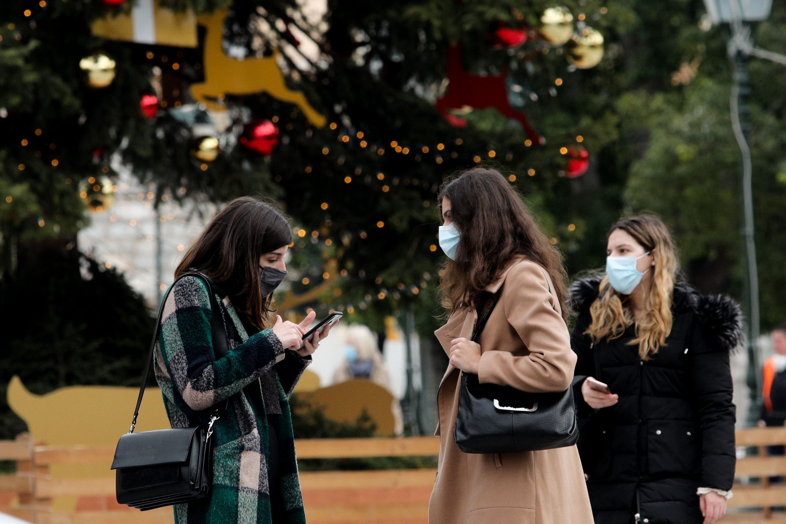 Κρούσματα σήμερα 20/12: Οι αριθμοί μειώνονται αλλά η αγωνία παραμένει – Αντίστροφη μέτρηση για τα εμβόλια