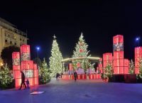 Θεσσαλονίκη: Φωταγωγήθηκε το χριστουγεννιάτικο δέντρο στην πλατεία Αριστοτέλους