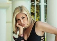 Η Έφη Σαρρή τα πέταξε όλα και πόζαρε μπροστά στο χριστουγεννιάτικο δέντρο Η Έφη Σαρρή τα πέταξε όλα και πόζαρε μπροστά στο χριστουγεννιάτικο δέντρο