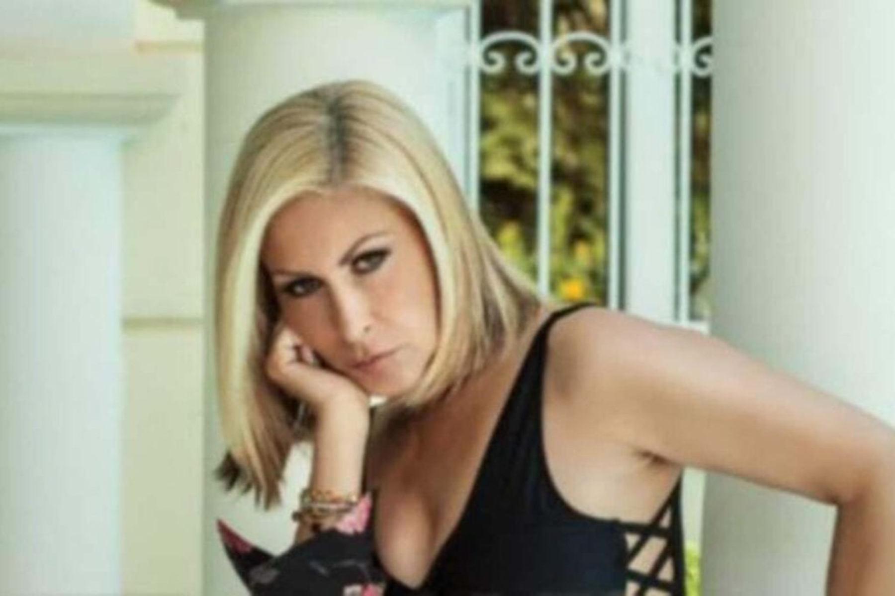 Η Έφη Σαρρή τα πέταξε όλα και πόζαρε μπροστά στο χριστουγεννιάτικο δέντρο
