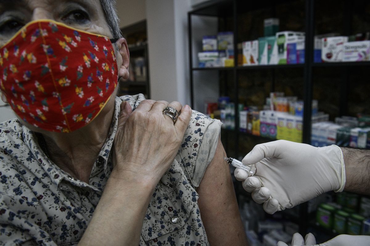 Εμβόλιο Pfizer – BioNTech: Τη Δευτέρα οι πρώτες παρτίδες – Πόσοι θα εμβολιασθούν