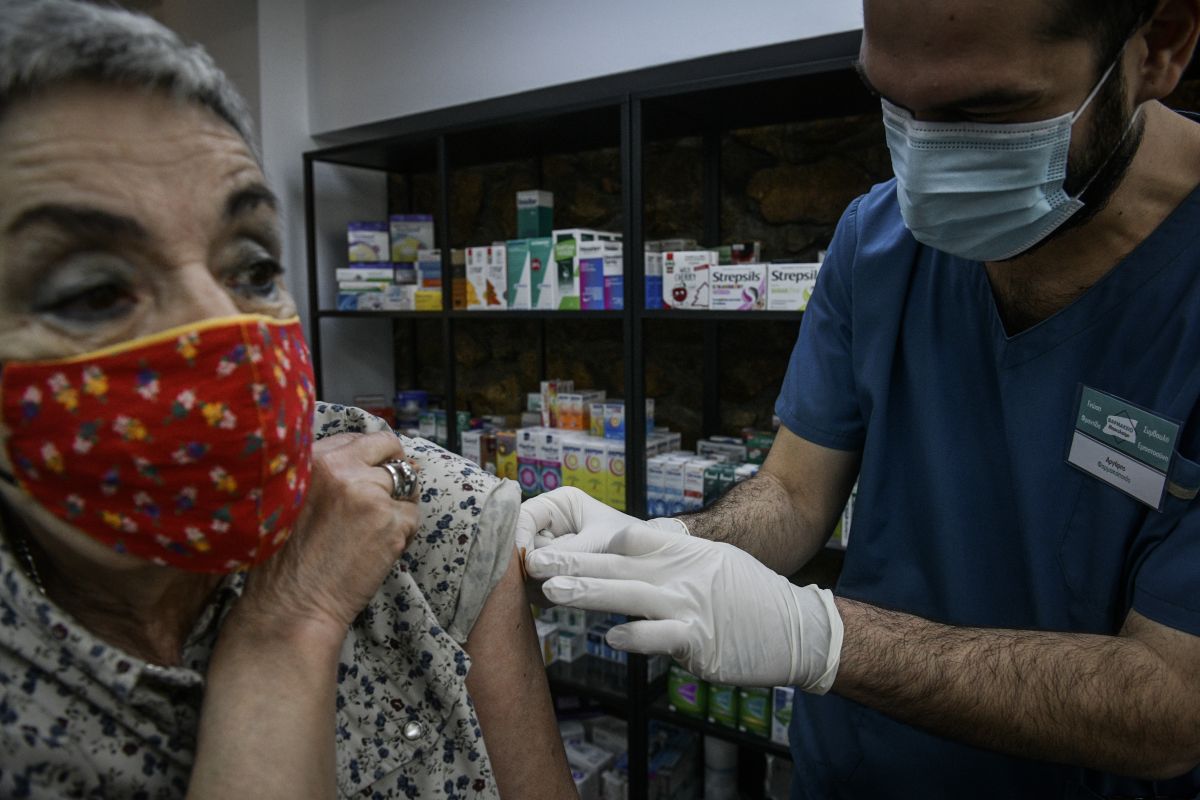 Κρούσματα σήμερα 26/1: Ανησυχία για τις μεταλλάξεις – Τι θα κάνει η AstraZeneca μετά τον «πόλεμο» με την ΕΕ