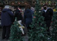 Εποχικά καταστήματα Θεσσαλονίκη: Πρεμιέρα με ουρές λόγω περιοριστικών μέτρων Εποχικά καταστήματα Θεσσαλονίκη: Πρεμιέρα με ουρές λόγω περιοριστικών μέτρων