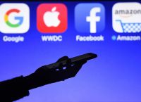 Facebook Apple: Συγκρούονται λόγω των αλλαγών περί ιδιωτικότητας στο iOS 14 Facebook Apple: Συγκρούονται λόγω των αλλαγών περί ιδιωτικότητας στο iOS 14