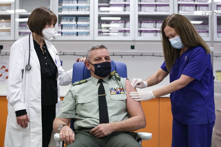 Κωνσταντίνος Φλώρος: Εμβολιάσθηκε ο αρχηγός ΓΕΕΘΑ – Έκανε την αρχή για τις Ένοπλες Δυνάμεις