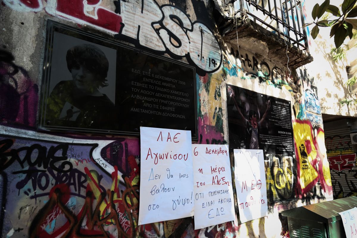 Γρηγορόπουλος: Αστυνομικοί εισβάλουν σε πολυκατοικία – Ρίψη κρότου λάμψης εντός του κτιρίου