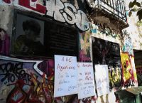 Γρηγορόπουλος: Αστυνομικοί εισβάλουν σε πολυκατοικία – Ρίψη κρότου λάμψης εντός του κτιρίου Γρηγορόπουλος: Αστυνομικοί εισβάλουν σε πολυκατοικία – Ρίψη κρότου λάμψης εντός του κτιρίου