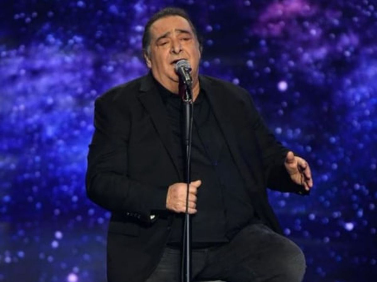Ο Βασίλης Καρράς άφησε μαλλί και έχει κοτσίδα