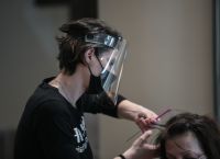 Κομμώτριες στο σπίτι: Αδιαφορούν για το lockdown και ζητούν κατ’ οίκον περιποίηση [pic]