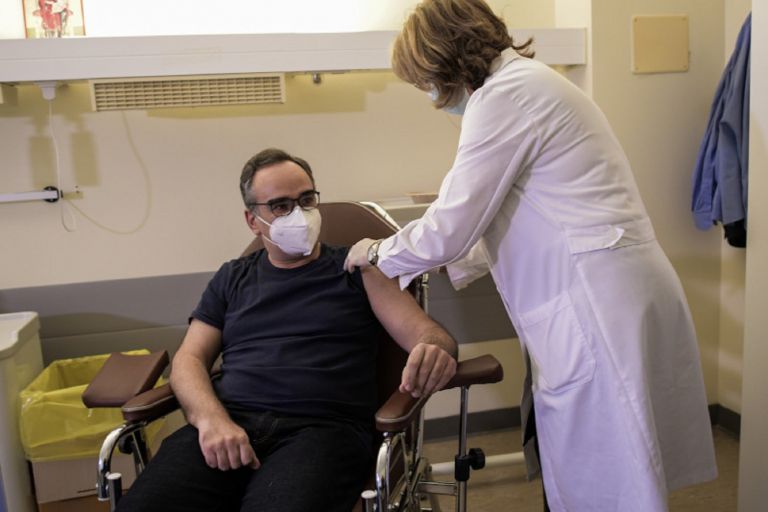 Βασίλης Κοντοζαμάνης: Εμβολιάστηκε ο υφυπουργός Υγείας στα Ιωάννινα