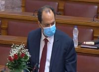 Ο Σπίρτζης εμφανίστηκε με ανθοδέσμη στη Βουλή – Η κίνηση που συζητήθηκε πολύ