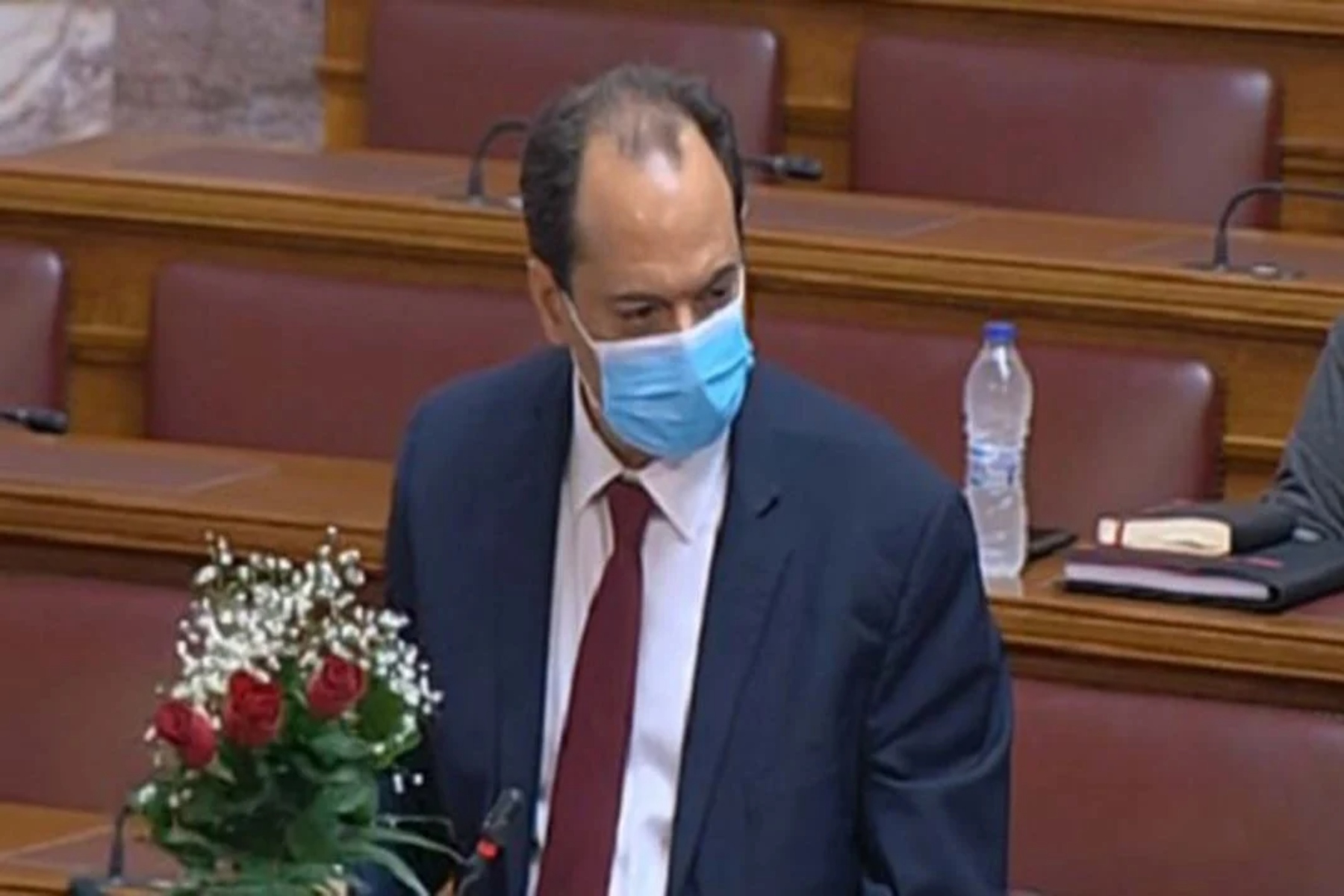 Ο Σπίρτζης εμφανίστηκε με ανθοδέσμη στη Βουλή – Η κίνηση που συζητήθηκε πολύ