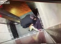 Παππούς πλάκωσε στο ξύλο νεαρό που έβηχε προκλητικά μέσα σε ασανσέρ Παππούς πλάκωσε στο ξύλο νεαρό που έβηχε προκλητικά μέσα σε ασανσέρ