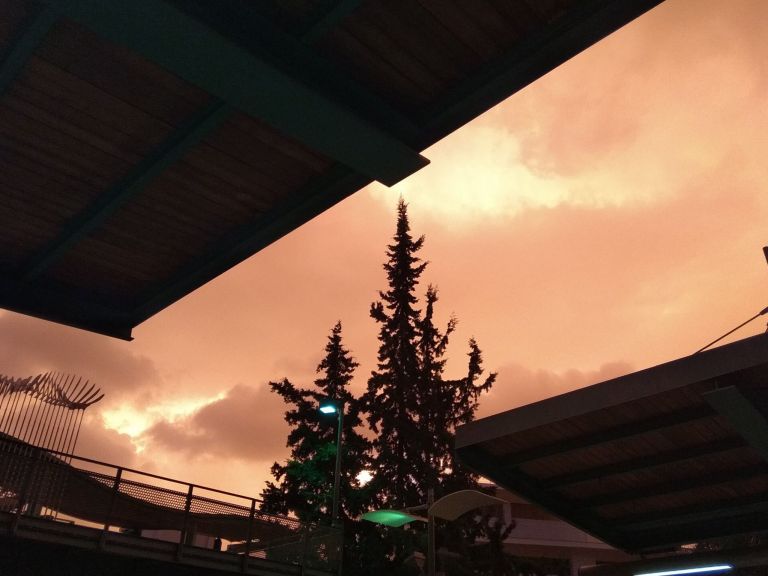 Κακοκαιρία τώρα: Βάφτηκε κόκκινος ο ουρανός της Αττικής [pics]