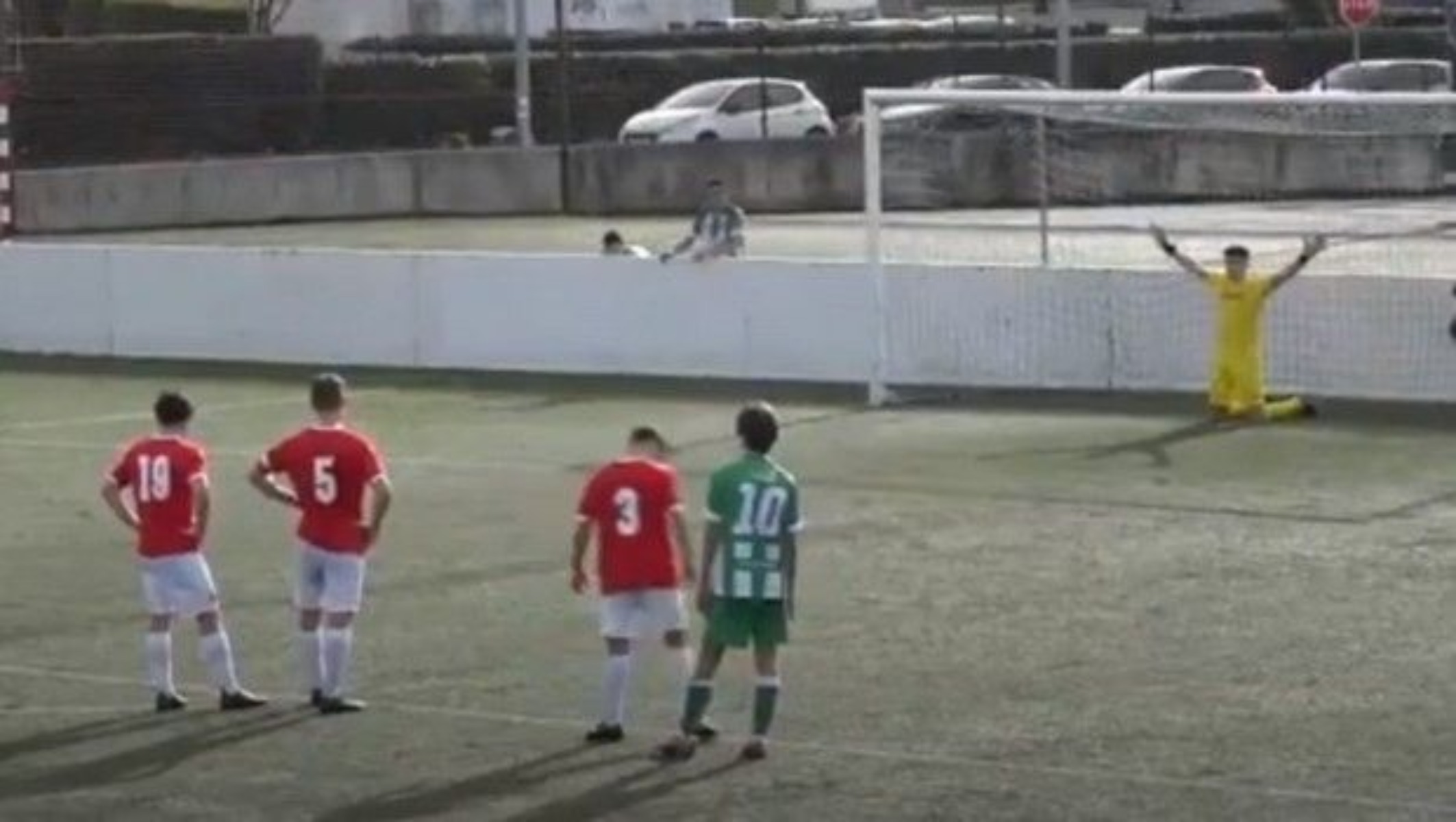 Απόκρουση πέναλτι: Απίστευτη κίνηση του γκολκίπερ