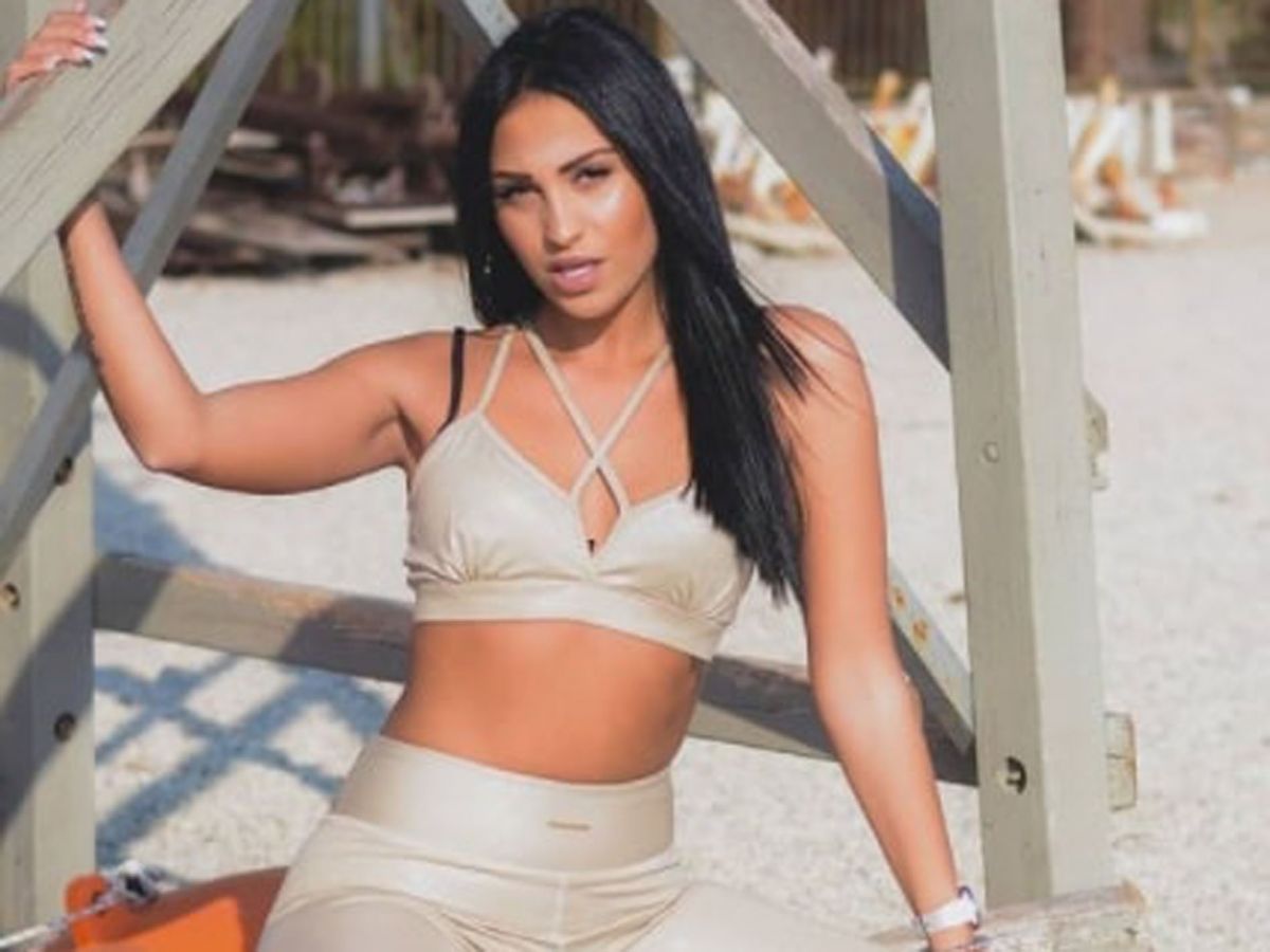 Ρένια Τσακίρη Instagram: Φωτογραφίζεται χωρίς ρούχα μπροστά από το χριστουγεννιάτικο δένδρο