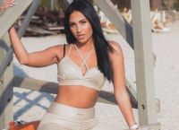Ρένια Τσακίρη Instagram: Φωτογραφίζεται χωρίς ρούχα μπροστά από το χριστουγεννιάτικο δένδρο