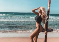 Στέλλα Μιζεράκη Instagram: Ποζάρει με στενό μαύρο φόρεμα και εορταστική διάθεση