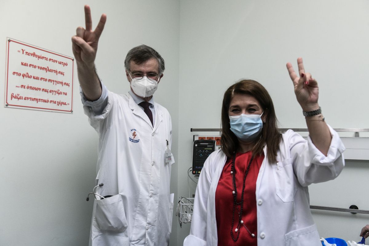 Γιατί χτύπησε ξύλο ο Τσιόδρας πριν κάνει το εμβόλιο