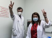 Γιατί χτύπησε ξύλο ο Τσιόδρας πριν κάνει το εμβόλιο