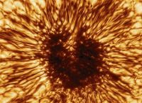 «Πορτρέτο» ηλιακής κηλίδας μεγαλύτερης από τη Γη τράβηξε το νέο τηλεσκόπιο Inouye