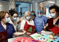 Υγειονομικοί: Παιδιά τους στέλνουν δώρα και ευχές Υγειονομικοί: Παιδιά τους στέλνουν δώρα και ευχές