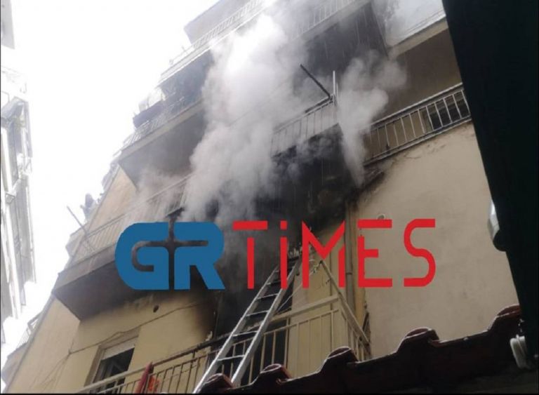 Θεσσαλονίκη: Πυρκαγιά σε διαμέρισμα – Επιχείρηση για εγκλωβισμένους