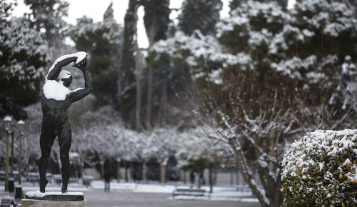 Πού χιονίζει τώρα: Νυφάδες στο κέντρο της Αθήνας